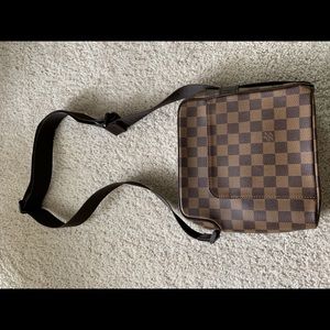 SOLD💝 
Louis Vuitton small sqaure crossbody